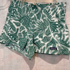 Patagonia Women's Green and White baggies 5in size small